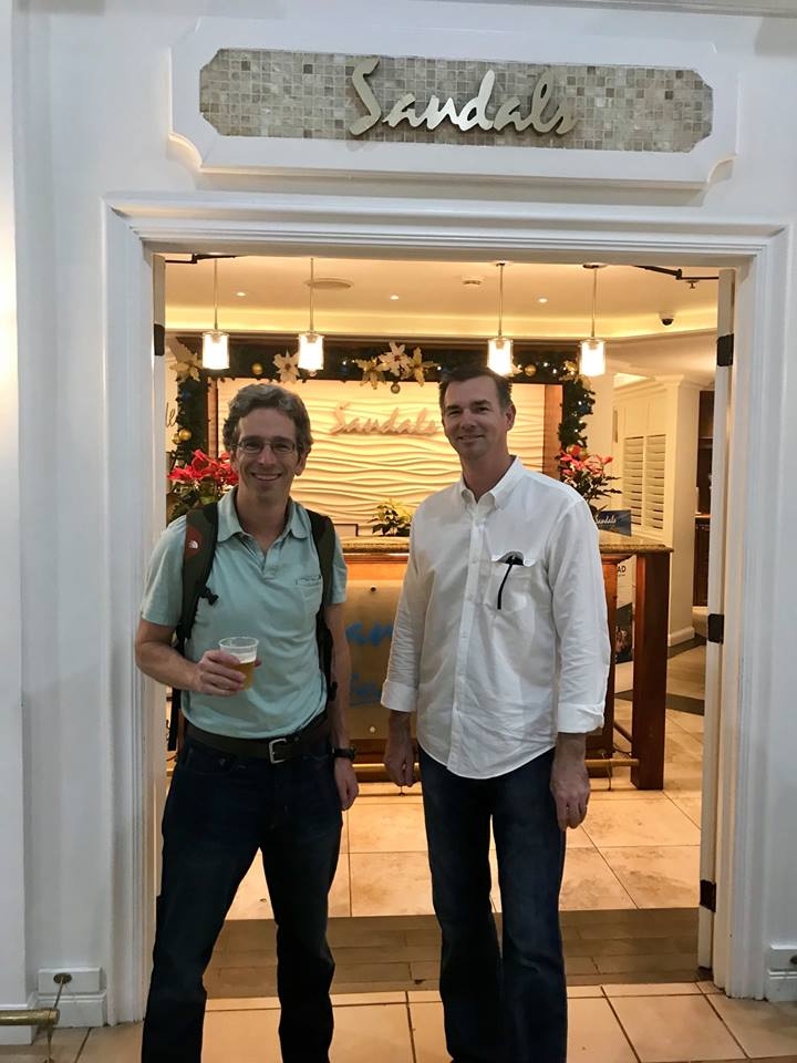 醫生法拿根(John Flanagan)(右)及史堤芬遜(Matthew Stevenson)(左)。在牙買加的度假村買了一杯啤酒慶祝。(網圖)