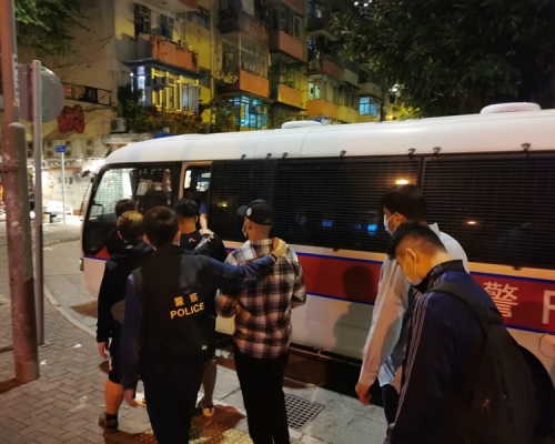 行動中共拘捕4名男子涉街頭聚賭。圖:警方提供