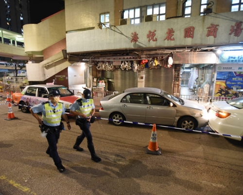 警員在私家車撞毀現場調查。