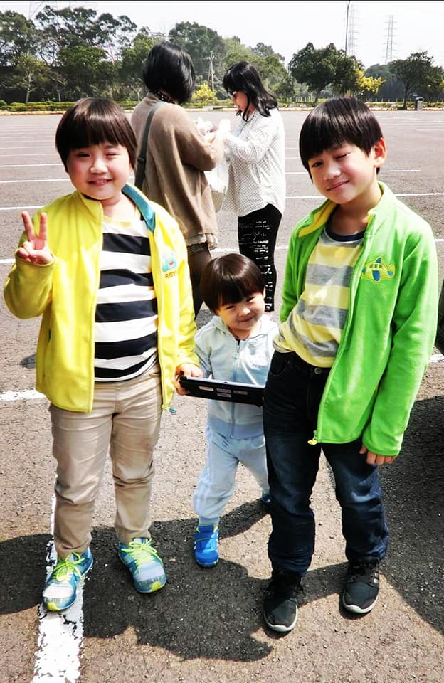 小彬彬有三名兒子,大仔小小彬(左)、二仔迷你彬(右)是由第一任妻子所生,而孻仔萌萌彬(中)則是第二任妻子所生。 小彬彬有三名兒子,大仔小小彬(左)、二仔迷你彬(右)是由第一任妻子所生,而孻仔萌萌彬(中)則是第二任妻子所生。