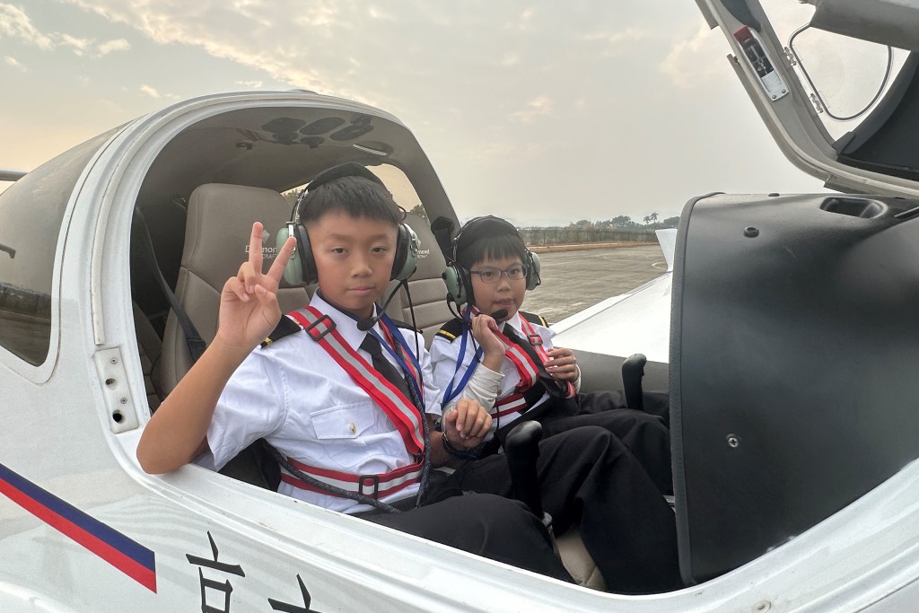 學校設有校本特色航空課程，帶領學生到珠海體驗模擬飛行。（圖片來源：受訪學校提供）
