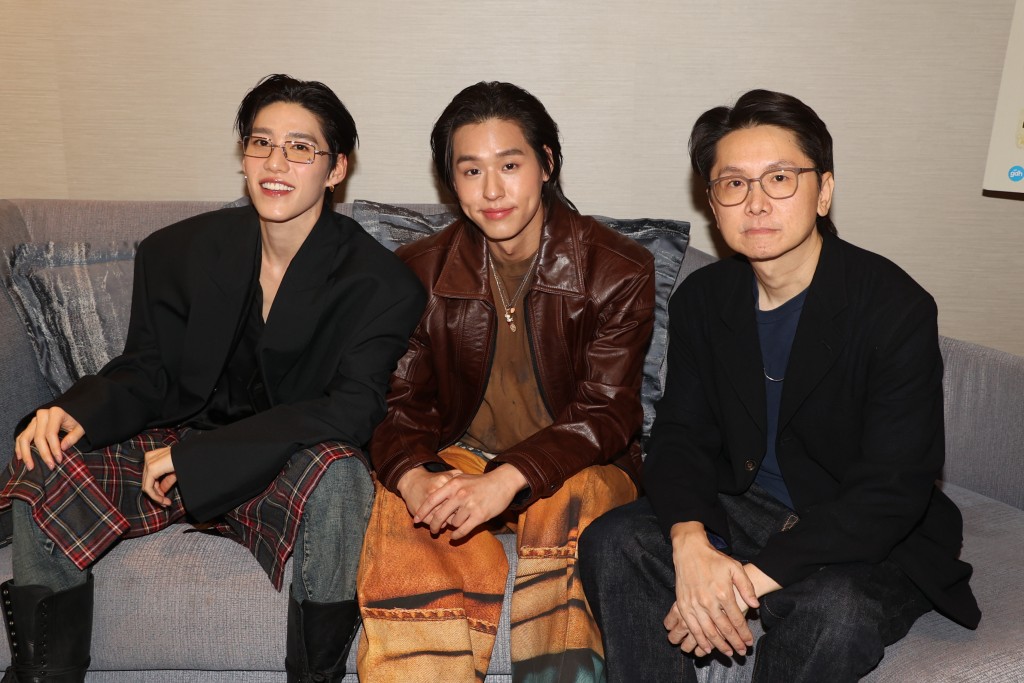 監製Banjong Pisanthanakun（右）說，Billkin、PP Krit加入不同元素調整角色，不會跟足台灣版《關於我和鬼變成家人的那件事》的演繹方式。