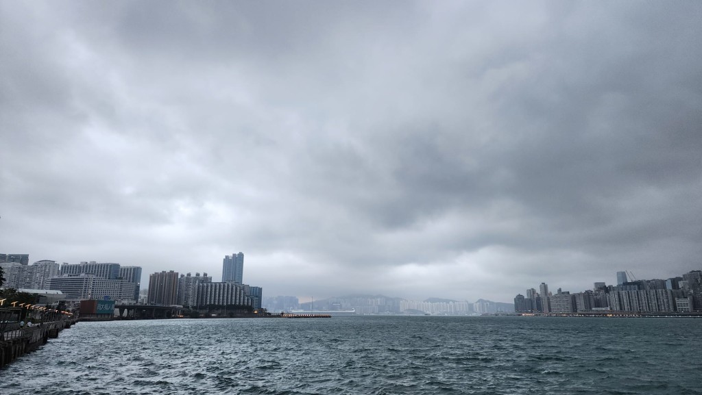 本港地區今日多雲，有幾陣驟雨，部分地區雨勢較大。黎志偉攝
