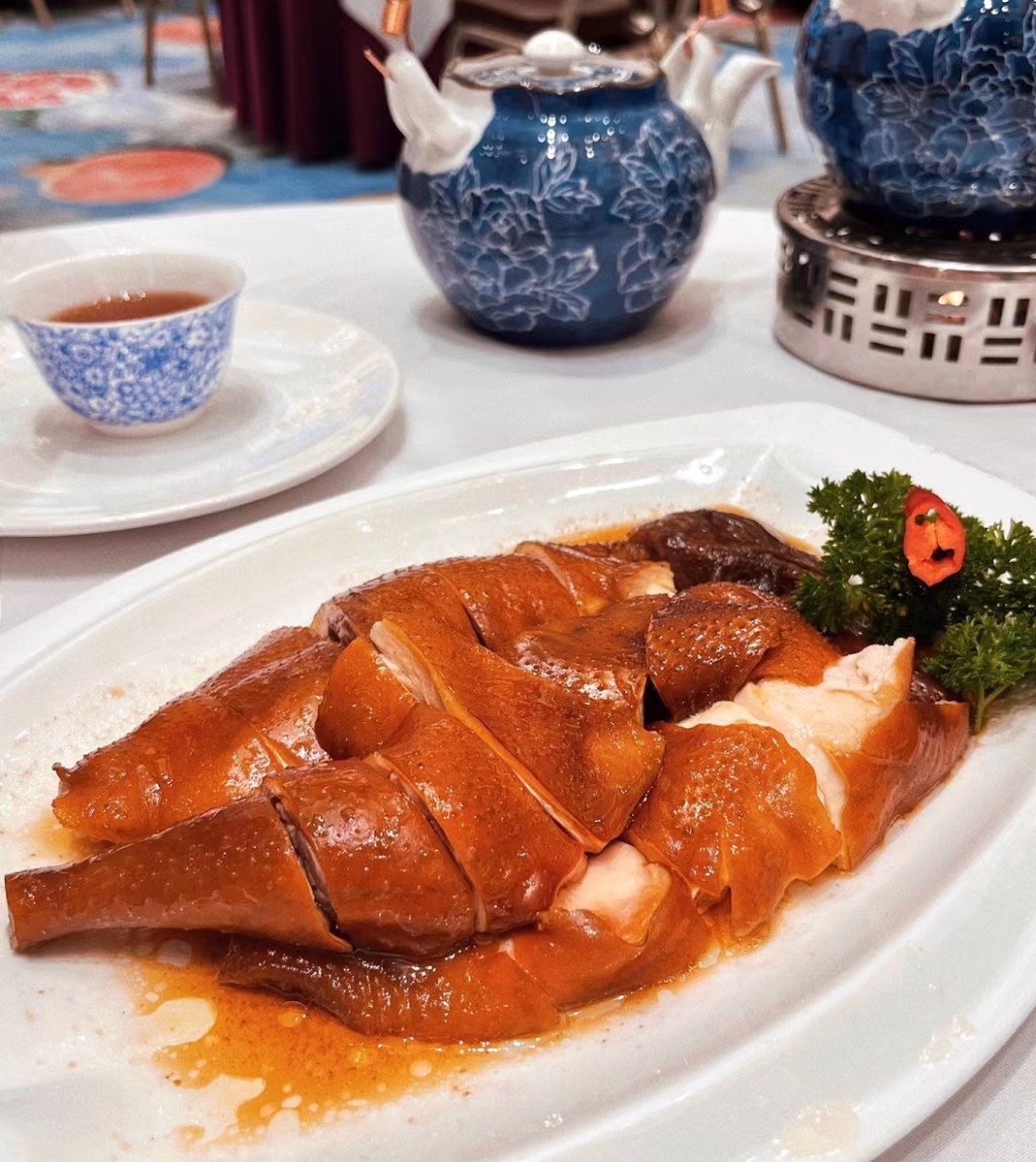 广州传统美食2024｜广州南园酒家玫瑰豉油鸡，肉质鲜嫩。（图片来源：小红书@太阳蛋里有朵云）