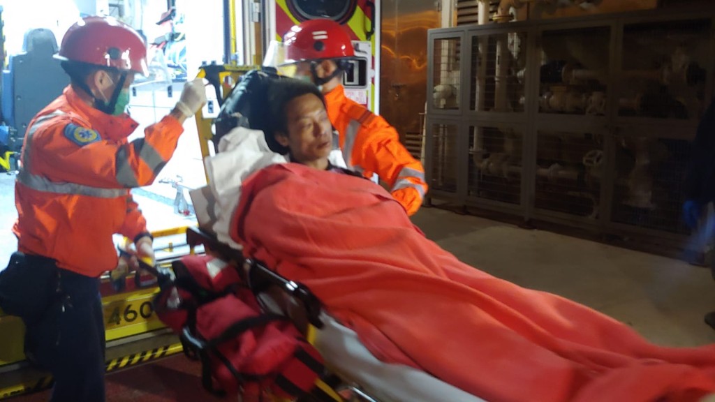 男住戶疑吸入濃煙不適送院。