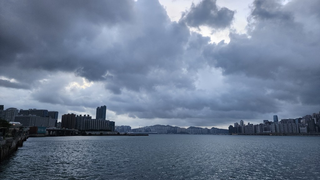 下午短暫時間有陽光。最高氣溫約31度。 下午短暫時間有陽光。最高氣溫約31度。