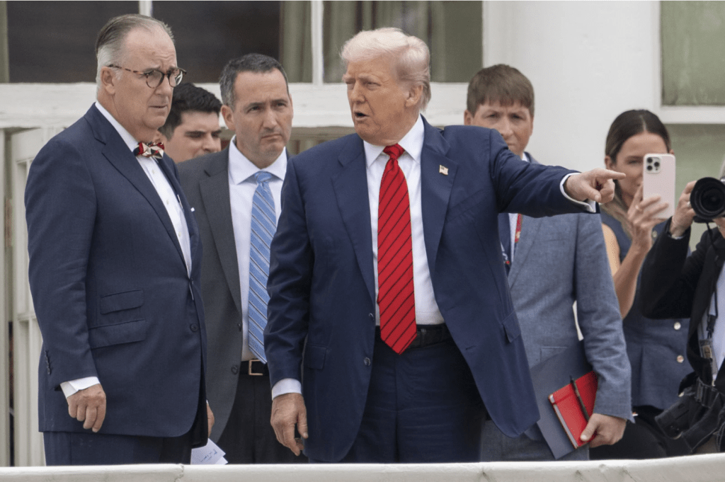 特朗普一边讲一边指手划脚。 特朗普一边讲一边指手划脚。