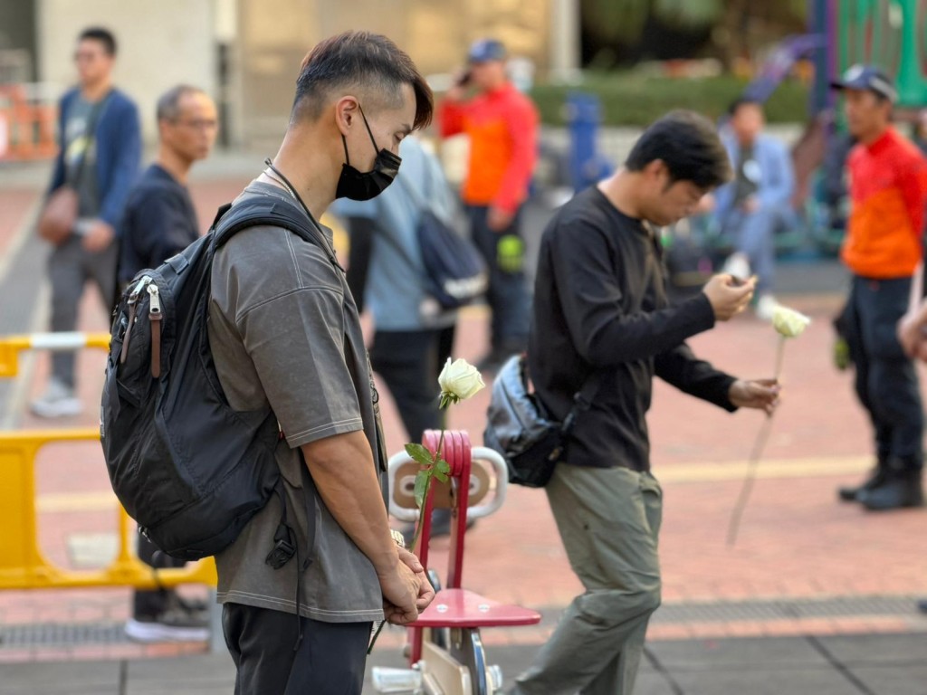 數百名市民今日到場獻花悼念死難者。