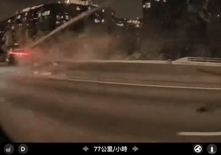Audi在屯門公路飛馳，但失事剷上石壆，撞毀燈柱越過對面線。網上片段截圖