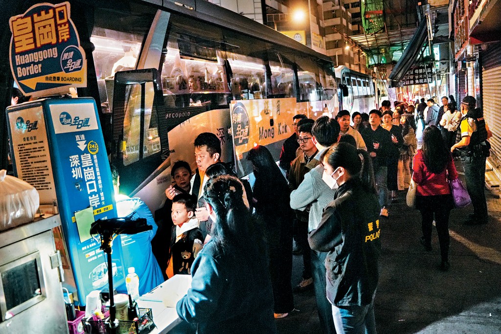 除夕倒數煙花匯演過後，大批內地旅客乘搭跨境巴士返回內地。