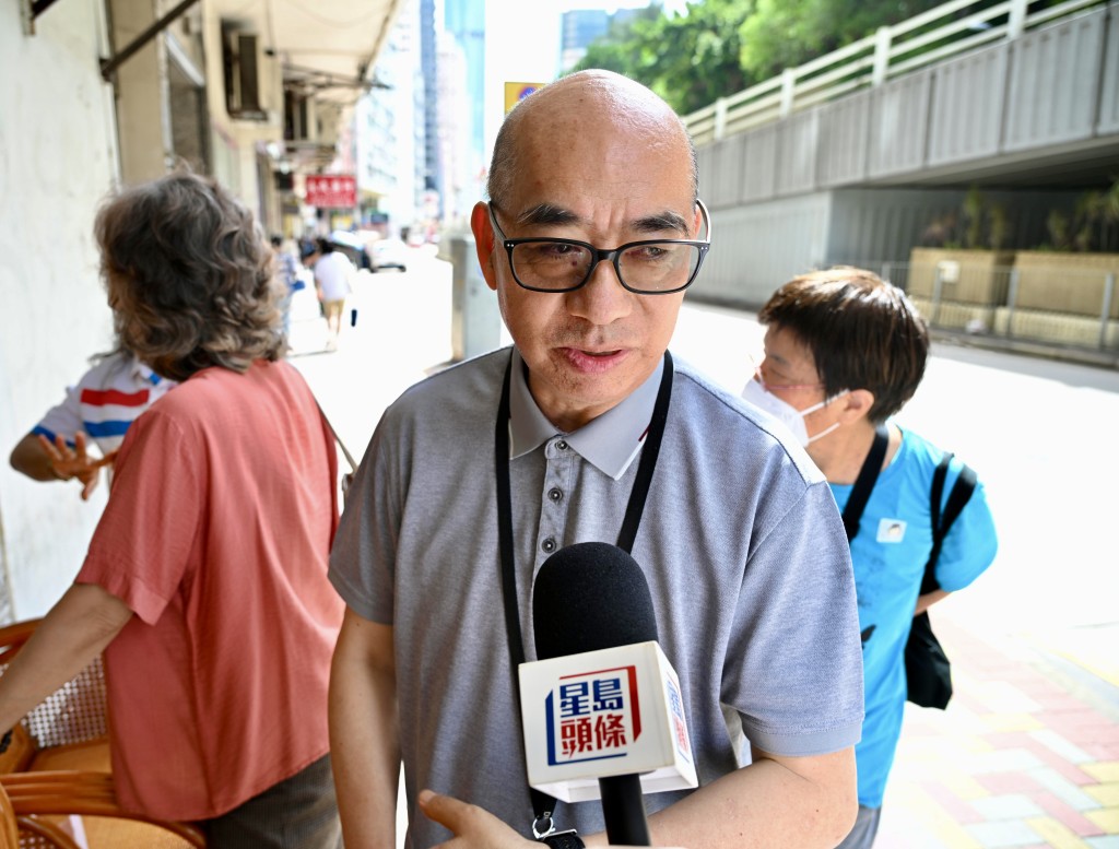 鄭先生指，聽説店舖結業，故特意前來選購。蘇正謙攝