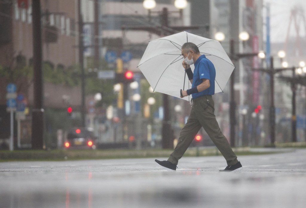 鹿兒島市面橫風橫雨。路透社