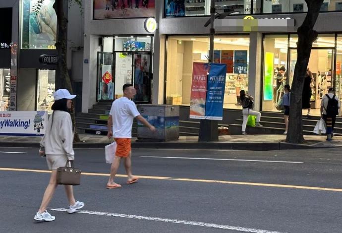 有游客乱过马路，被济州岛当局罚款。网上图片