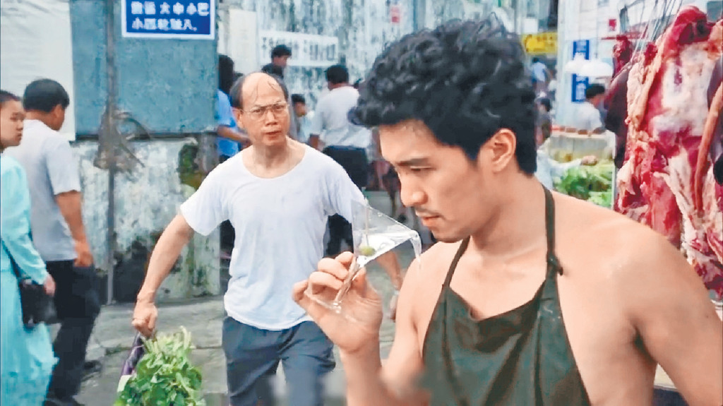 ■星爺在片中亦是一位自命風流倜儻的豬肉佬。 ■星爺在片中亦是一位自命風流倜儻的豬肉佬。