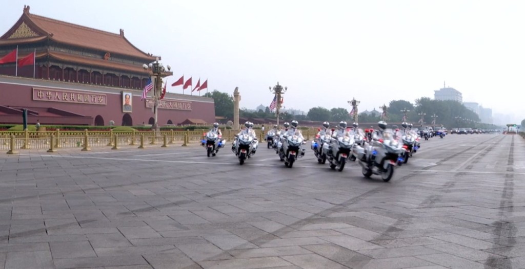 特朗普訪華,北京人民大會堂外廣場舉行歡迎儀式。央視截圖 特朗普訪華,北京人民大會堂外廣場舉行歡迎儀式。央視截圖