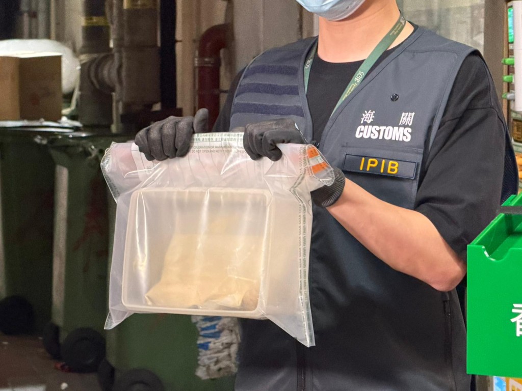 店員將珍珠草磨粉，並指售價為22400元。曾志恒攝