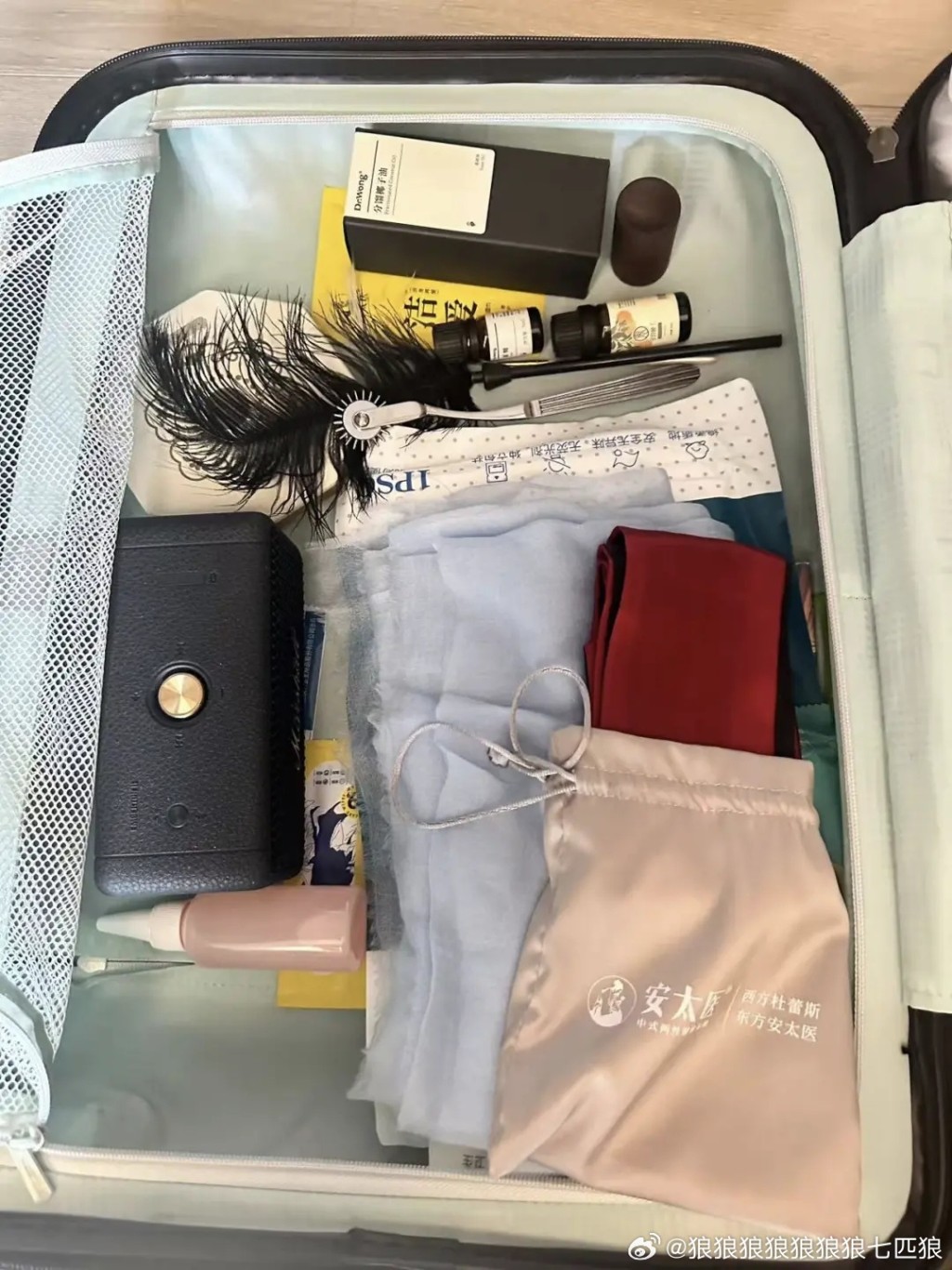 親密撫觸師使用不同工具及手法，釋放客戶壓力。微博