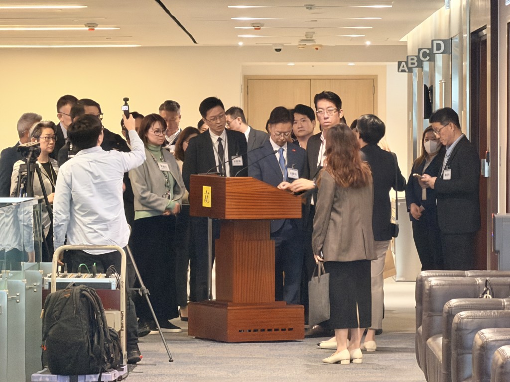 不少議員對俗稱「咪兜」的採訪區感興趣。郭詠欣攝