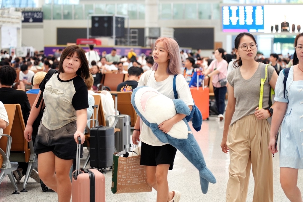 2024年7月1日，广东深圳，暑运第一天，深圳北站客流如织。