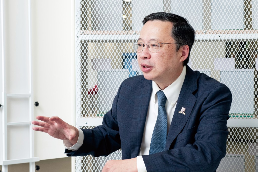 中大副校長(校友/社區聯繫及大學拓展)陳德章教授指出,大學的科研成果須轉化為受完善保護的智慧財產權(IP),進一步打造成具商業價值的產業鏈。 中大副校長(校友/社區聯繫及大學拓展)陳德章教授指出,大學的科研成果須轉化為受完善保護的智慧財產權(IP),進一步打造成具商業價值的產業鏈。