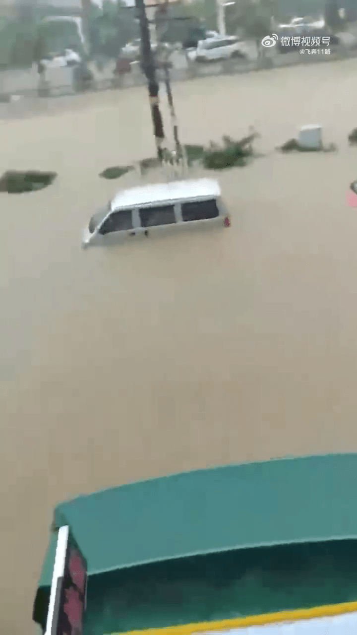 中山红色暴雨，三乡镇变「水城威尼斯」，大量车辆被淹。