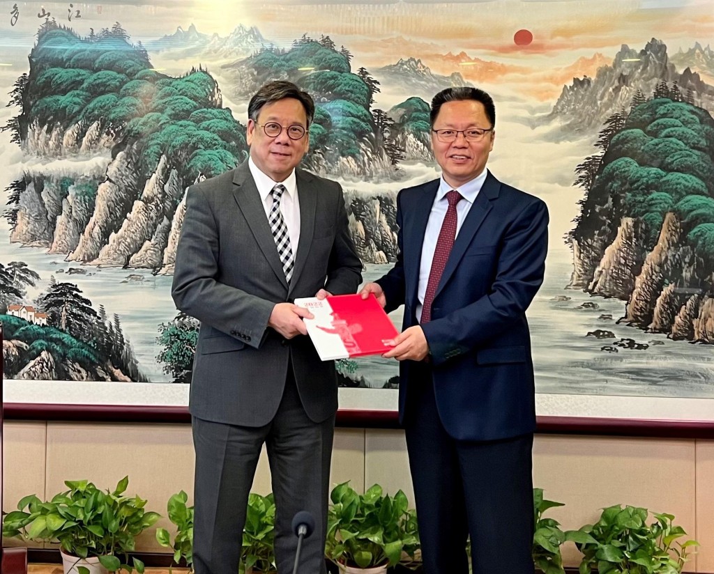 国家邮政局局长赵冲久（右）向丘应桦（左）致送纪念品。(政府新闻处)