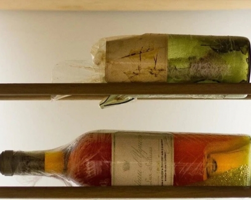 「滴金」原酒瓶的瓶頸被波羅不小心撞斷。互聯網圖片