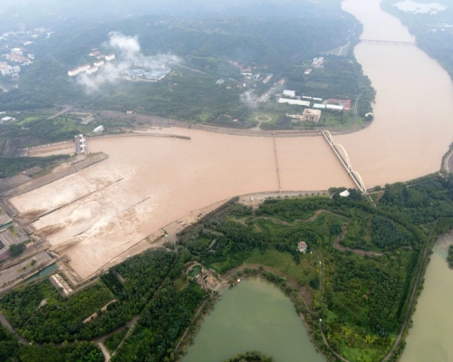 自7月1日黃河正式進入汛期以來,黃河小浪底水庫持續泄洪,確保安全度汛。(新華社圖片)