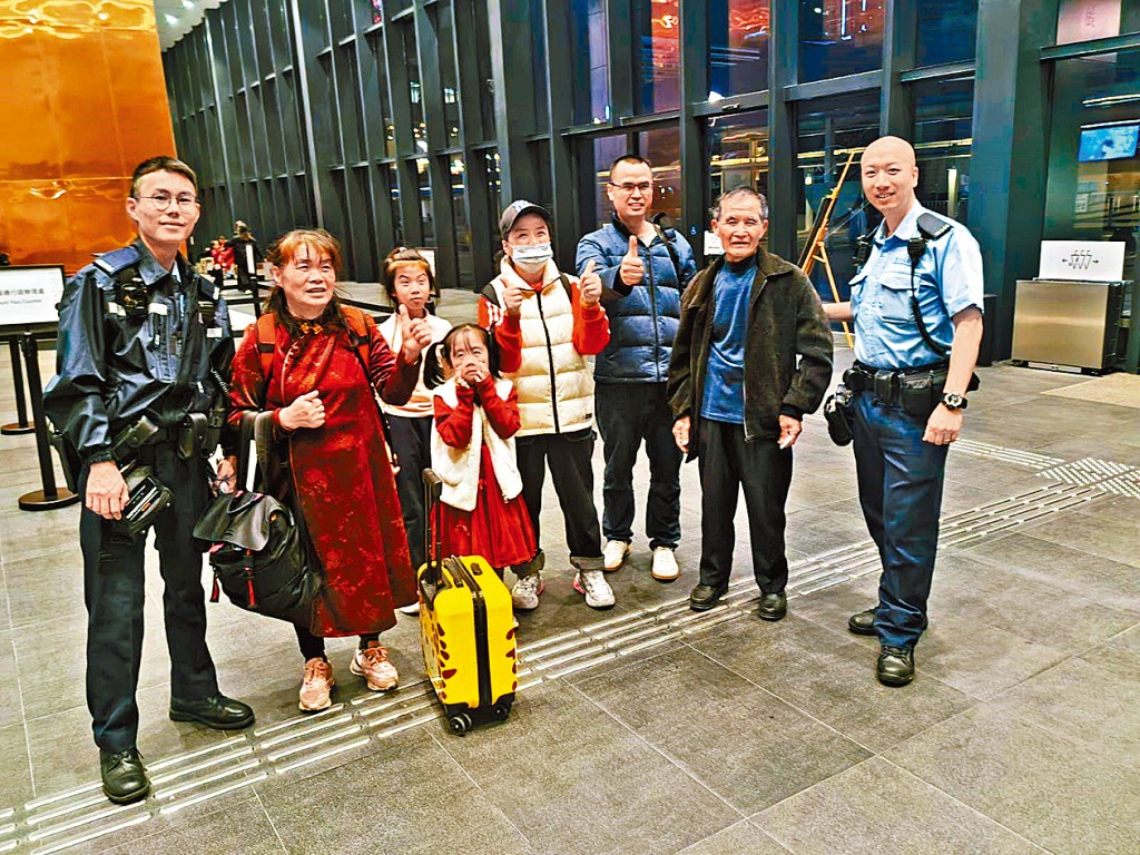 內地遊客感激郭文輝（右一）等警員在茫茫人海中找回失散的家人，要求合影留念。