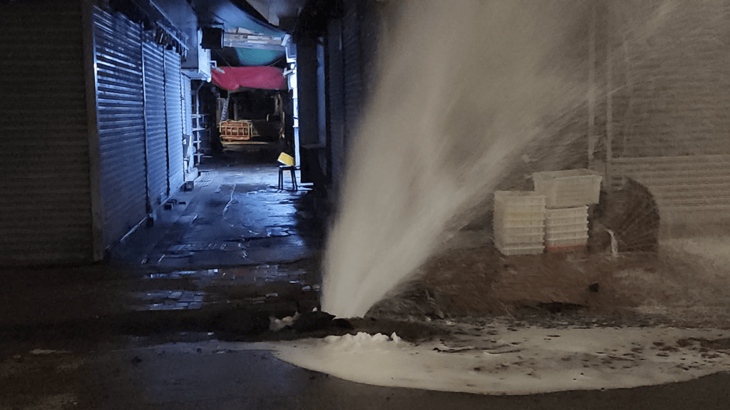 現場所見,水柱衝力強勁,不僅將馬路地面射穿而出,而且高度達3層樓。黎志偉攝 現場所見,水柱衝力強勁,不僅將馬路地面射穿而出,而且高度達3層樓。黎志偉攝