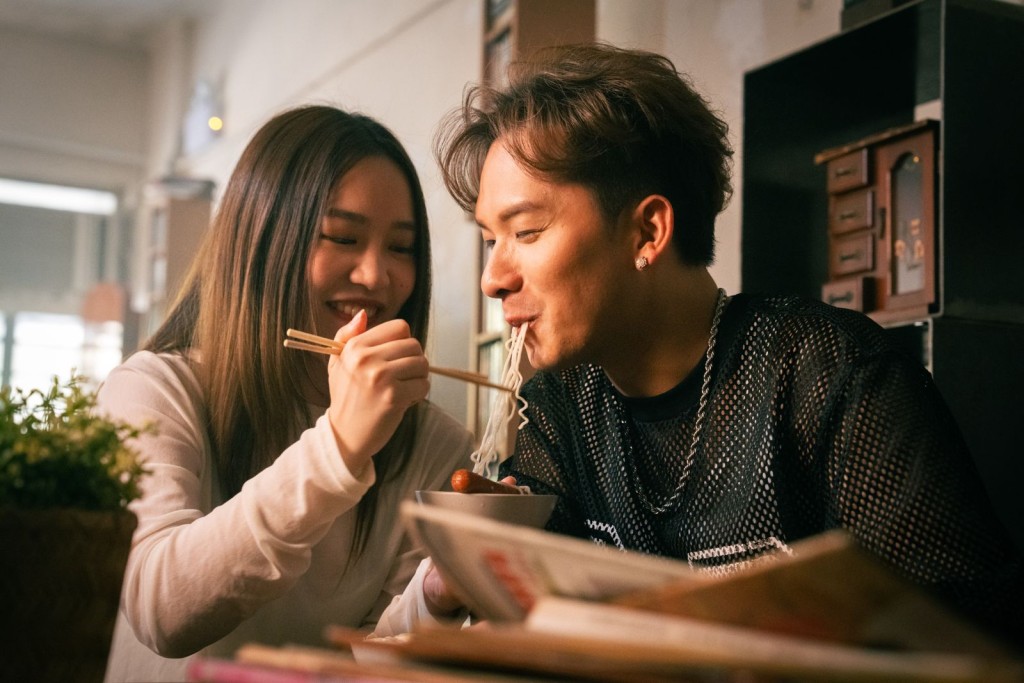 吉吉與女主角頭貼頭，又互餵對方食麵。