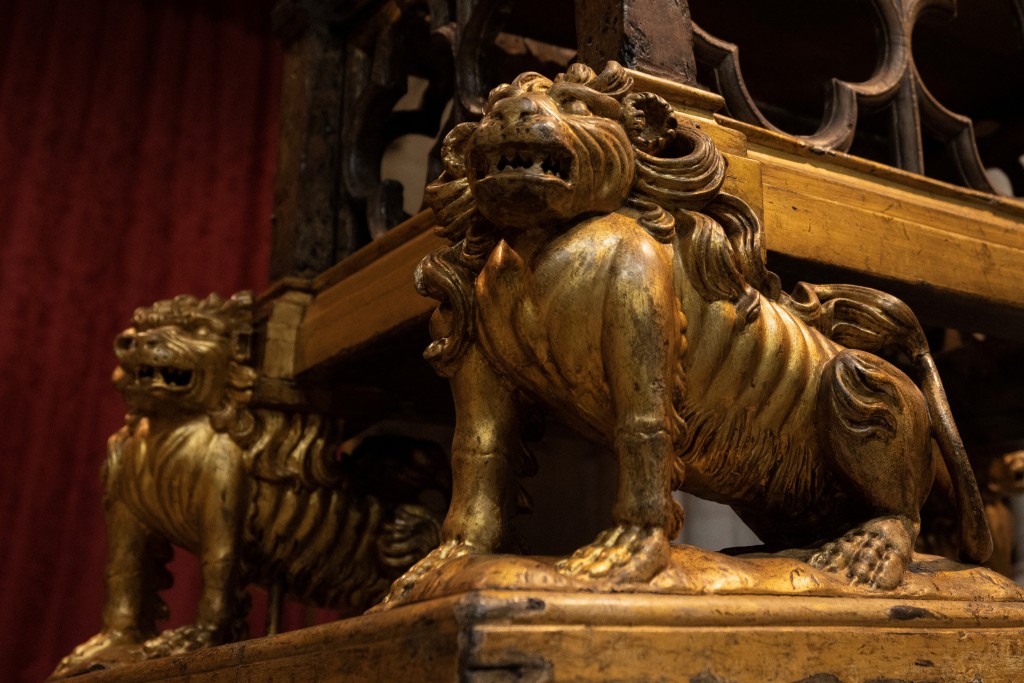 加冕椅的椅腳是4隻金獅。 路透社