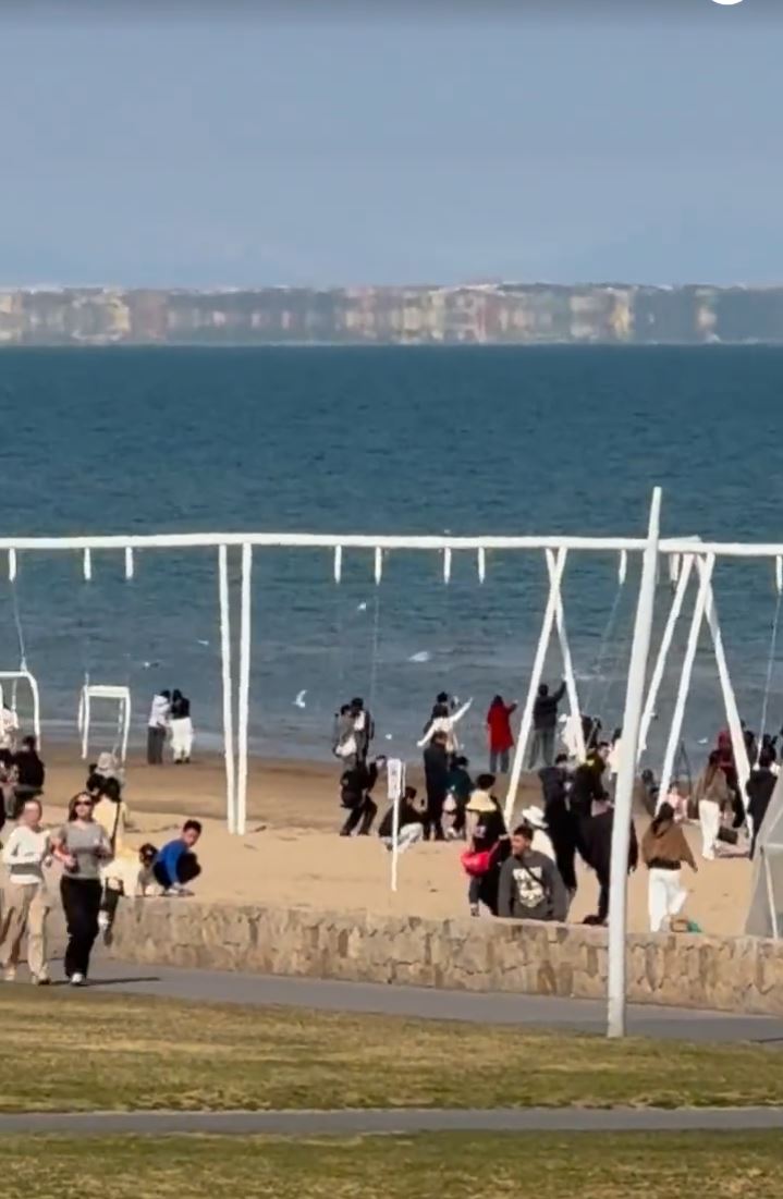 河北秦皇岛出现罕有的带状海市蜃楼，持续近1小时。小红书＠天象爱好者