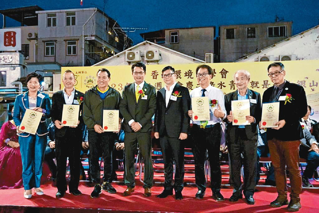■活動邀請到保安局局長鄧炳強出席，一眾榮譽會長同榮譽顧問爭相和局長合照。

