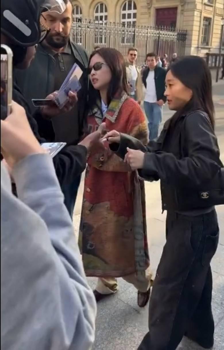 Jennie在巴黎為很多fans簽名後不獲放行,她非常不悅。 Jennie在巴黎為很多fans簽名後不獲放行,她非常不悅。