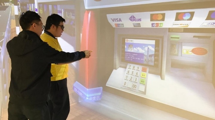 得獎的保良局陳麗玲(百周年)學校使用「VR教室」作教學活動。