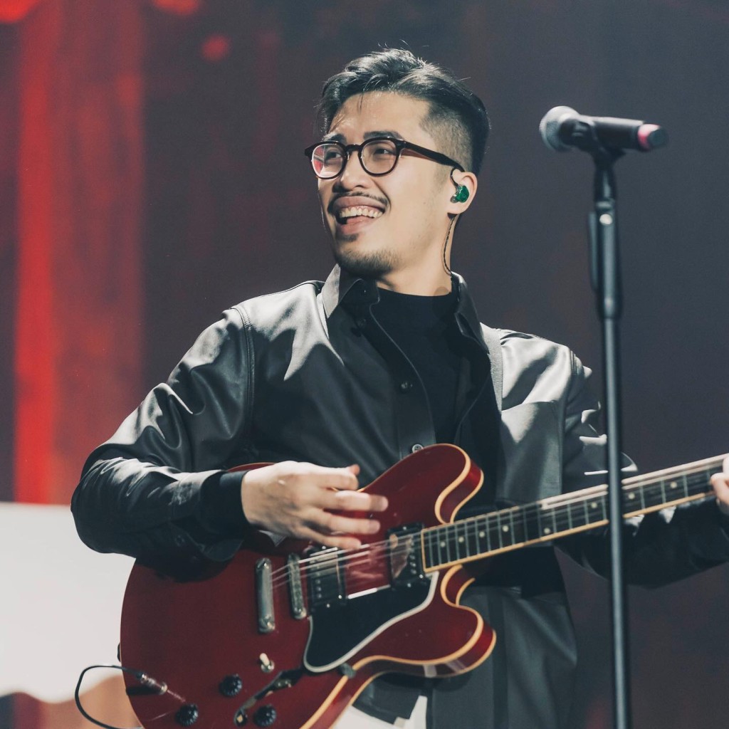 现年28岁的Vũ为越南独立唱作歌手，原名Hoàng Thái Vũ（音译：黄泰武），于2014年出道。