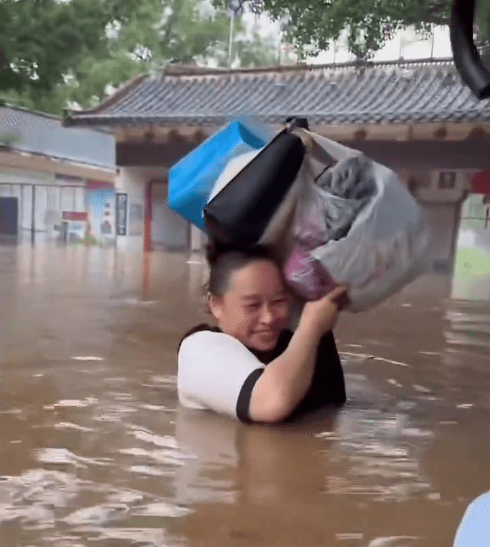 桂林市城區出現洪水倒灌，水浸嚴重，市民舉步艱難涉水而行。