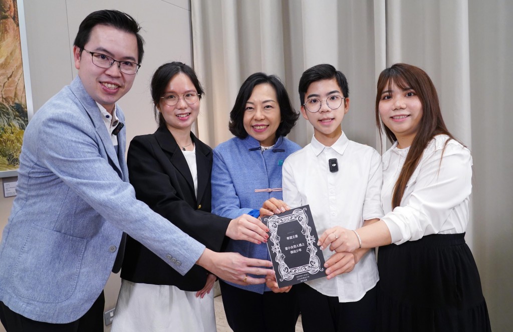 局長麥美娟、黎氏一家和學員Abbie一同接受專訪。