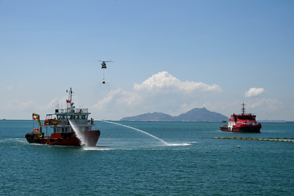 油污清理船隻以水模擬向漂散在海面的油污噴灑化油劑。 油污清理船隻以水模擬向漂散在海面的油污噴灑化油劑。