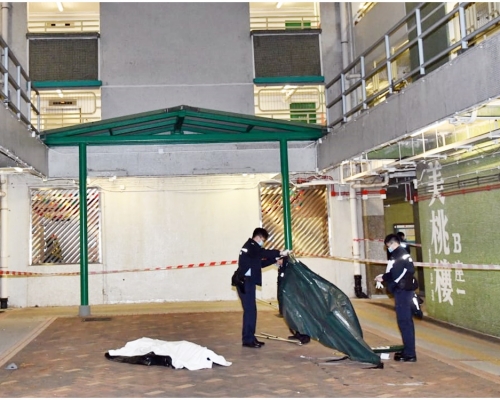警方以帳篷遮蓋死者遺體。
