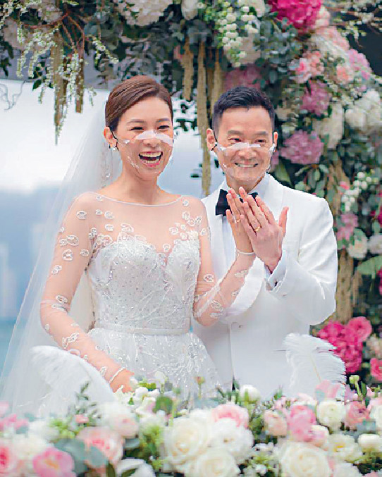 ■朱慧敏與陳良貴交換戒指後，喜形於色。