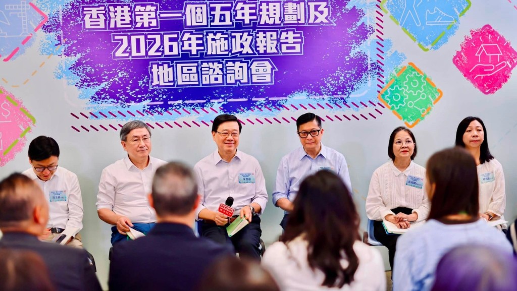 政府今早於九龍塘官立小學，舉行第二場香港《五年規劃》及《施政報告》地區諮詢會。鄧炳強fb