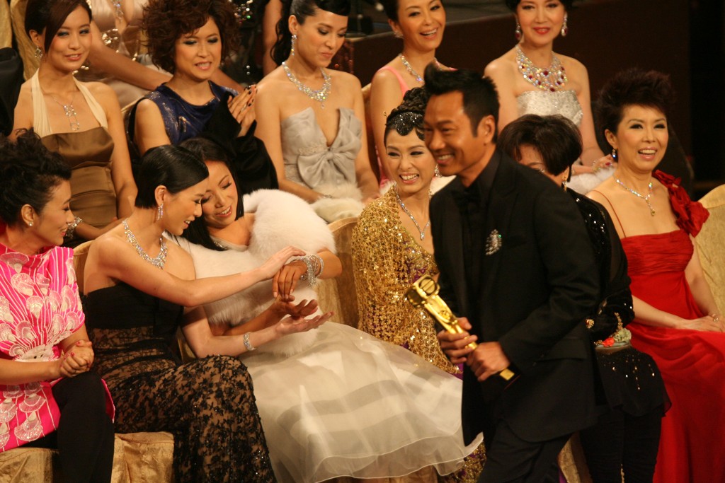 佘诗曼曾忆述某年《万千星辉颁奖典礼》被一同争视后的女星当透明，有传她指的是邓萃雯。