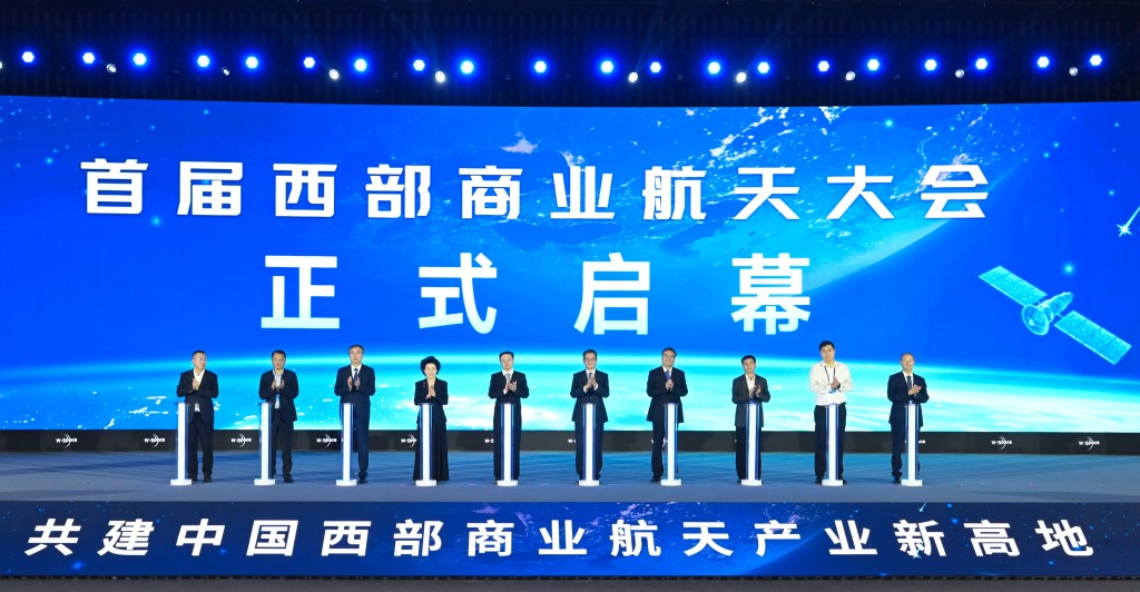 陳茂波（右五）在大會上與其他嘉賓主持開幕儀式。