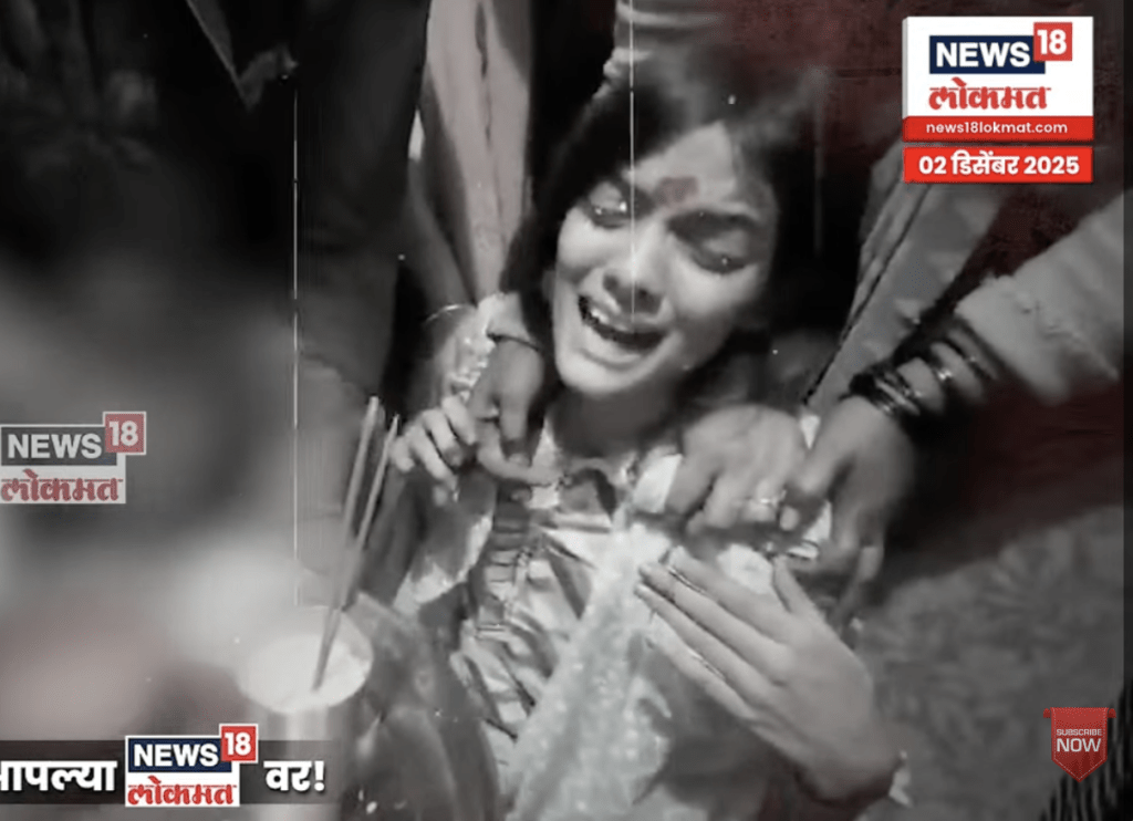 案發翌日，安恰爾在喪禮上淚崩。YouTube@News18LokmatTV 