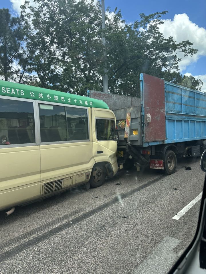 小巴車頭撼貨車車尾。fb馬路的事 (即時交通資訊台) 小巴車頭撼貨車車尾。fb馬路的事 (即時交通資訊台)