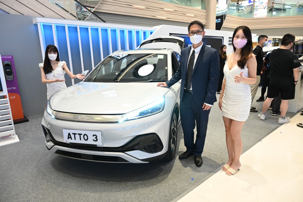 比亞迪在香港首次舉辦車展，圖片置中為獨家代理聯大汽車營運總監陳志邦。