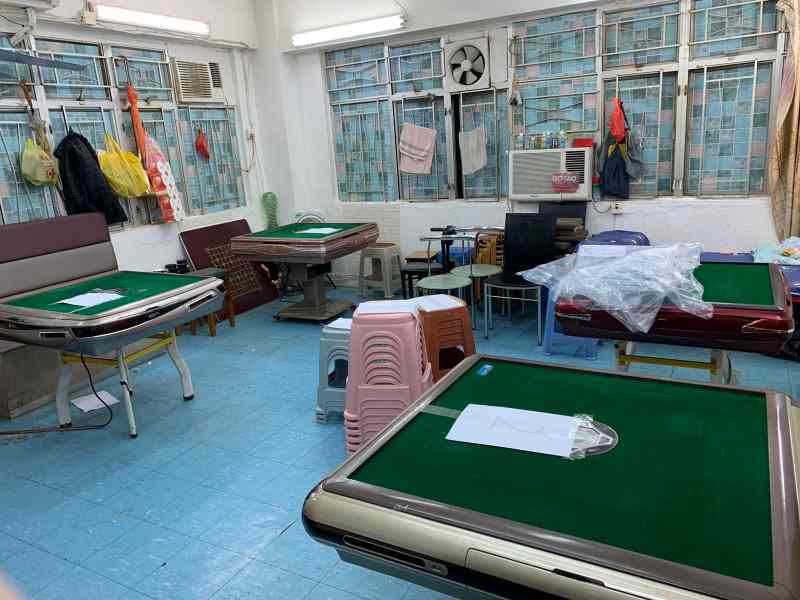 共檢獲4部電動麻雀機8副麻雀及約1050元賭款。圖:警方提供
