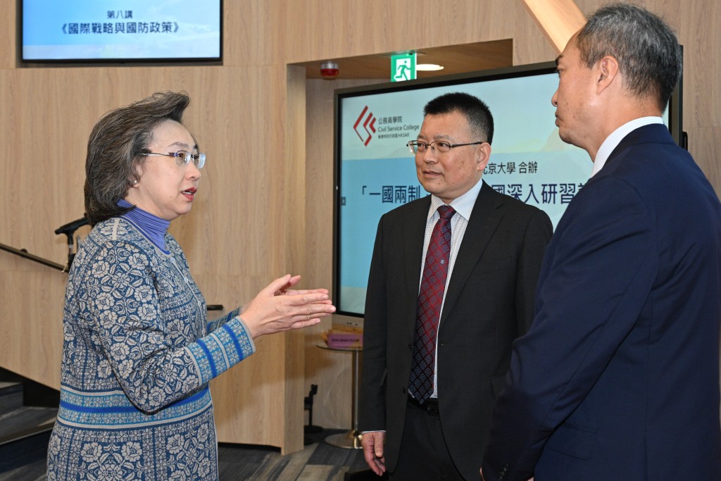 公务员事务局局长杨何蓓茵（左）在讲座前与北京大学国际战略研究院院长于铁军教授（中）交谈。旁为公务员学院院长郭荫庶（右）。